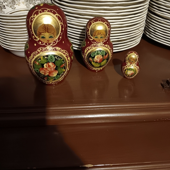 handpainted by Inuit Set Of  7 Matryoshkas detailed  burgundy front, blue back - Picture 2 of 11